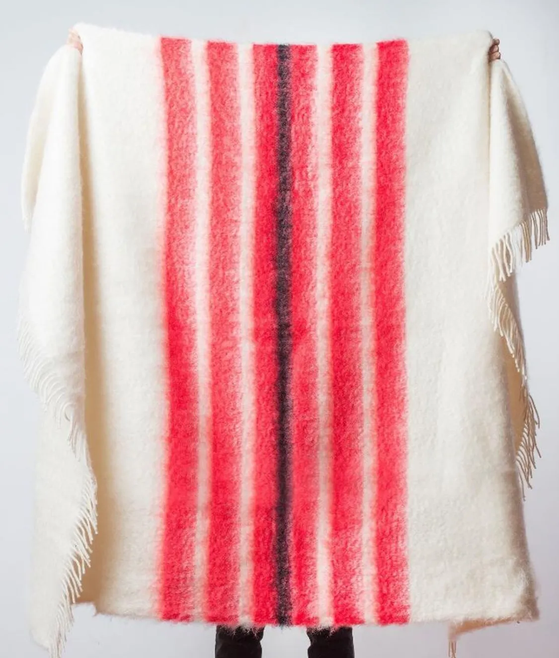 manta_de_mohair_coral_y_blanco_1.webp Mercules Mantas | Manta De Mohair Coral Y Blanco
